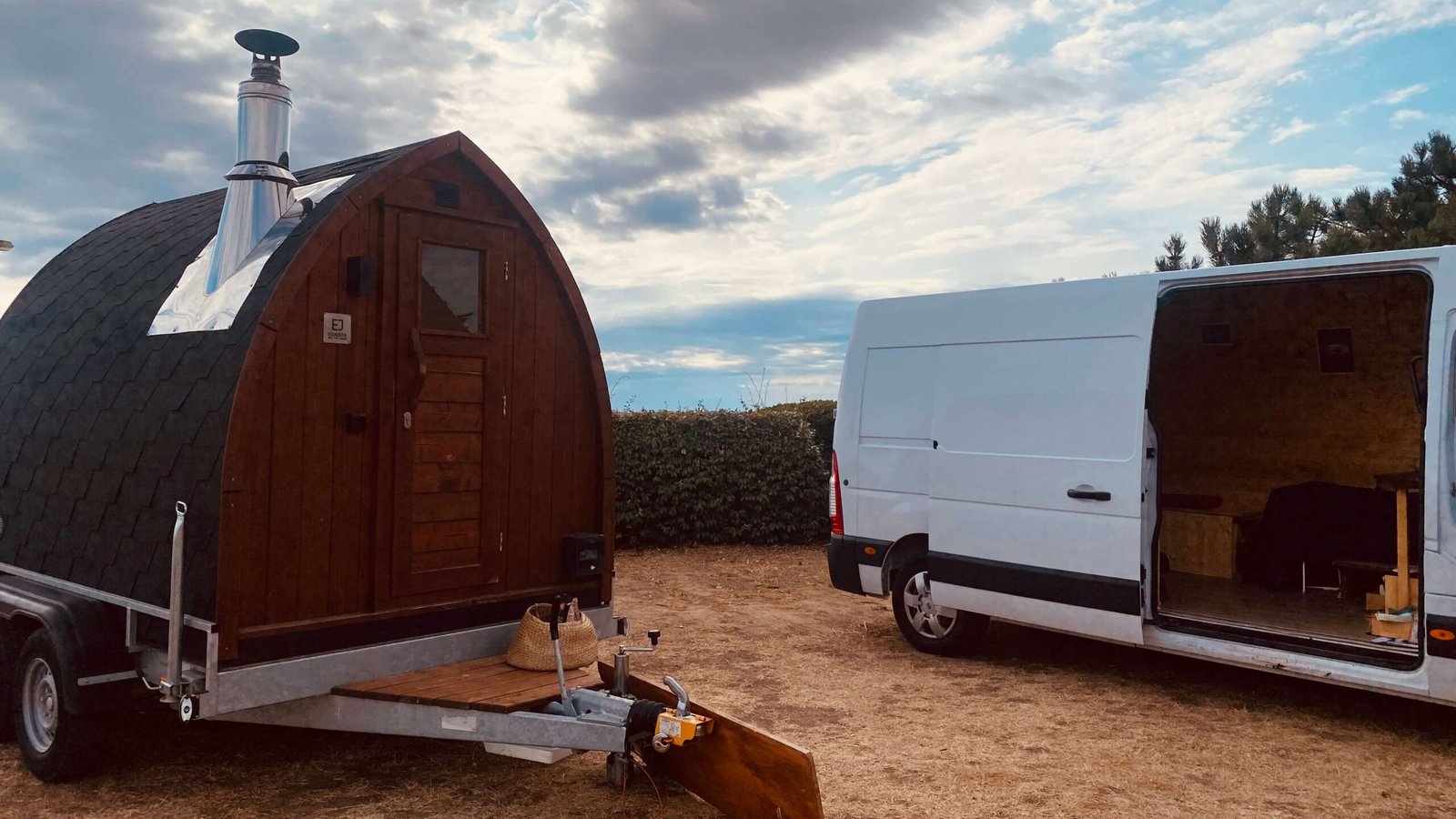 Wild Sauna Iglu et camion vestiaire réunis sur un lieu de séance