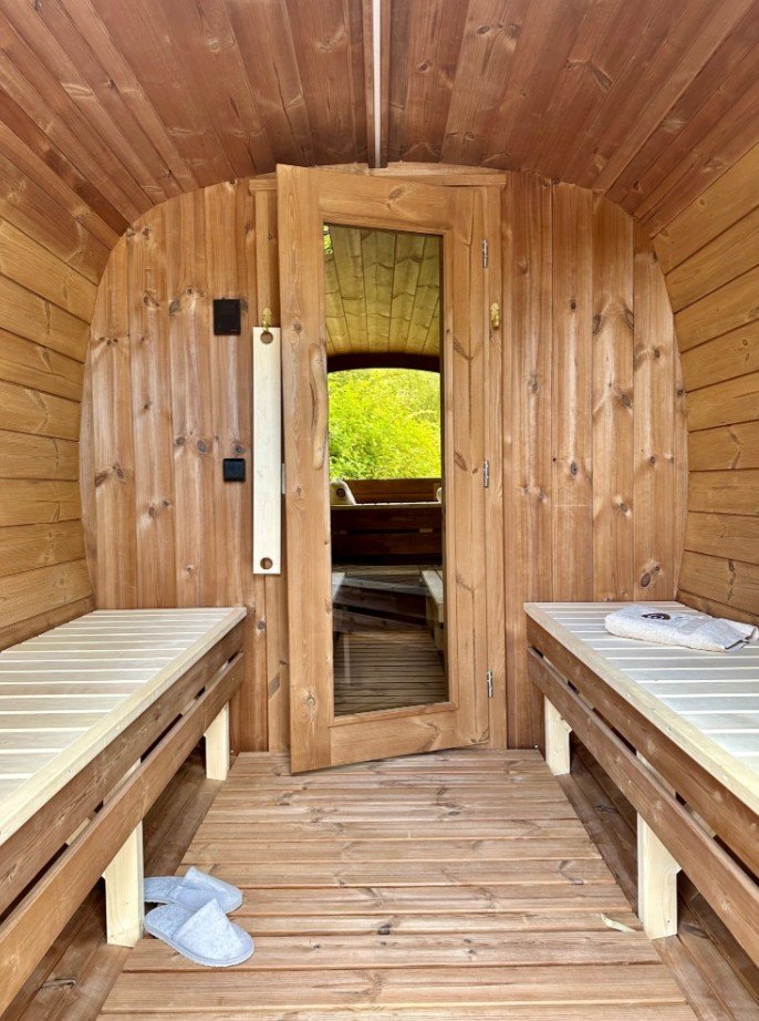 Vestiaire et circulation intérieure d’un sauna mobile