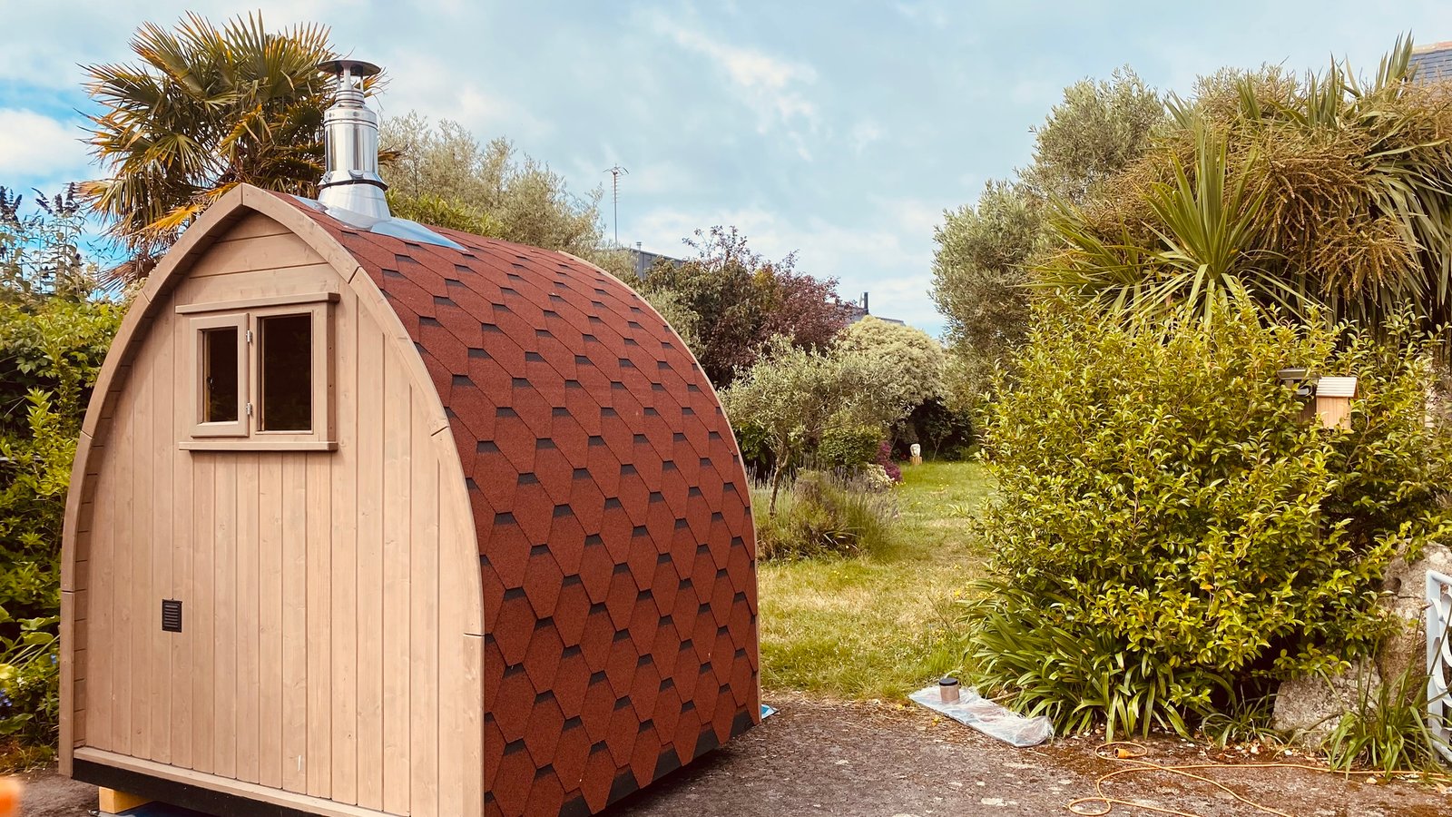 Sauna Iglu installé dans un jardin à Trégunc