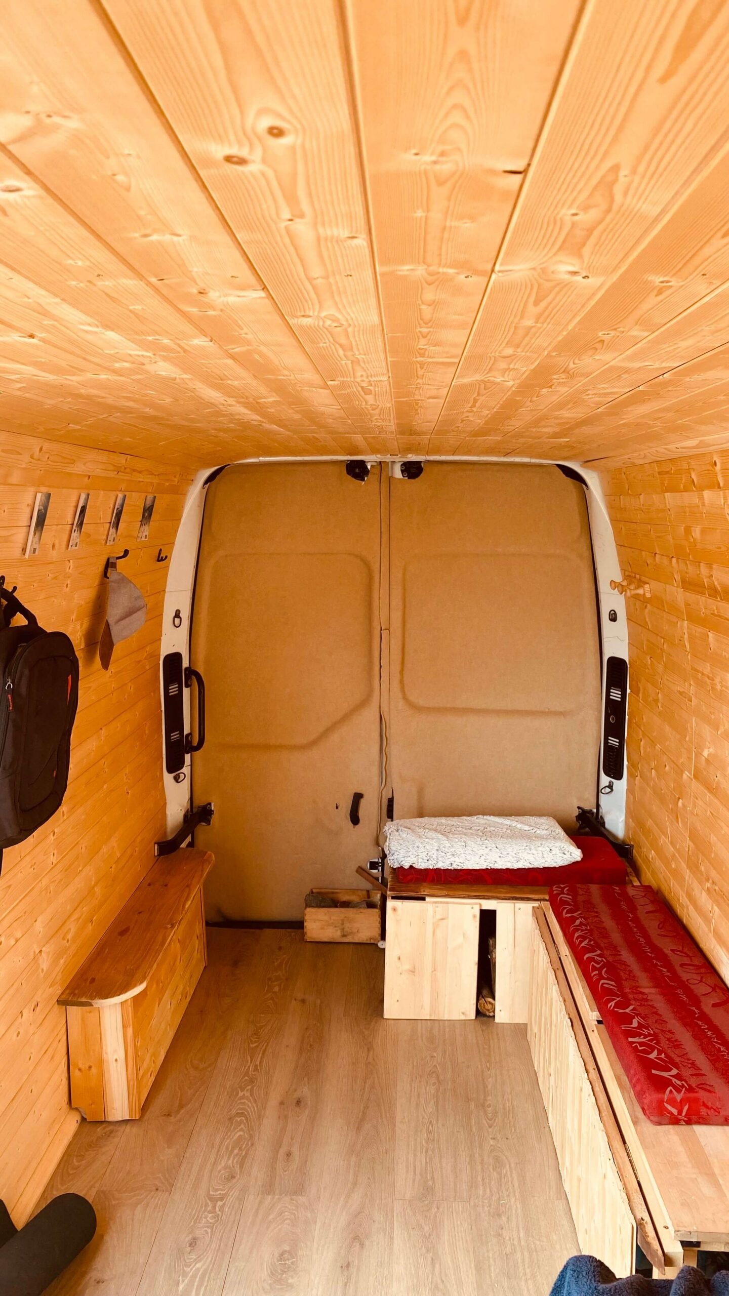 Vestiaire mobile aménagé dans le camion Wild Sauna Popaïan